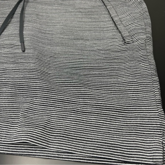 NWOT ATHLETA Striped Size Small Tennis Modern Metro Skort Zip Pockets - Gray - Picture 4 of 11
